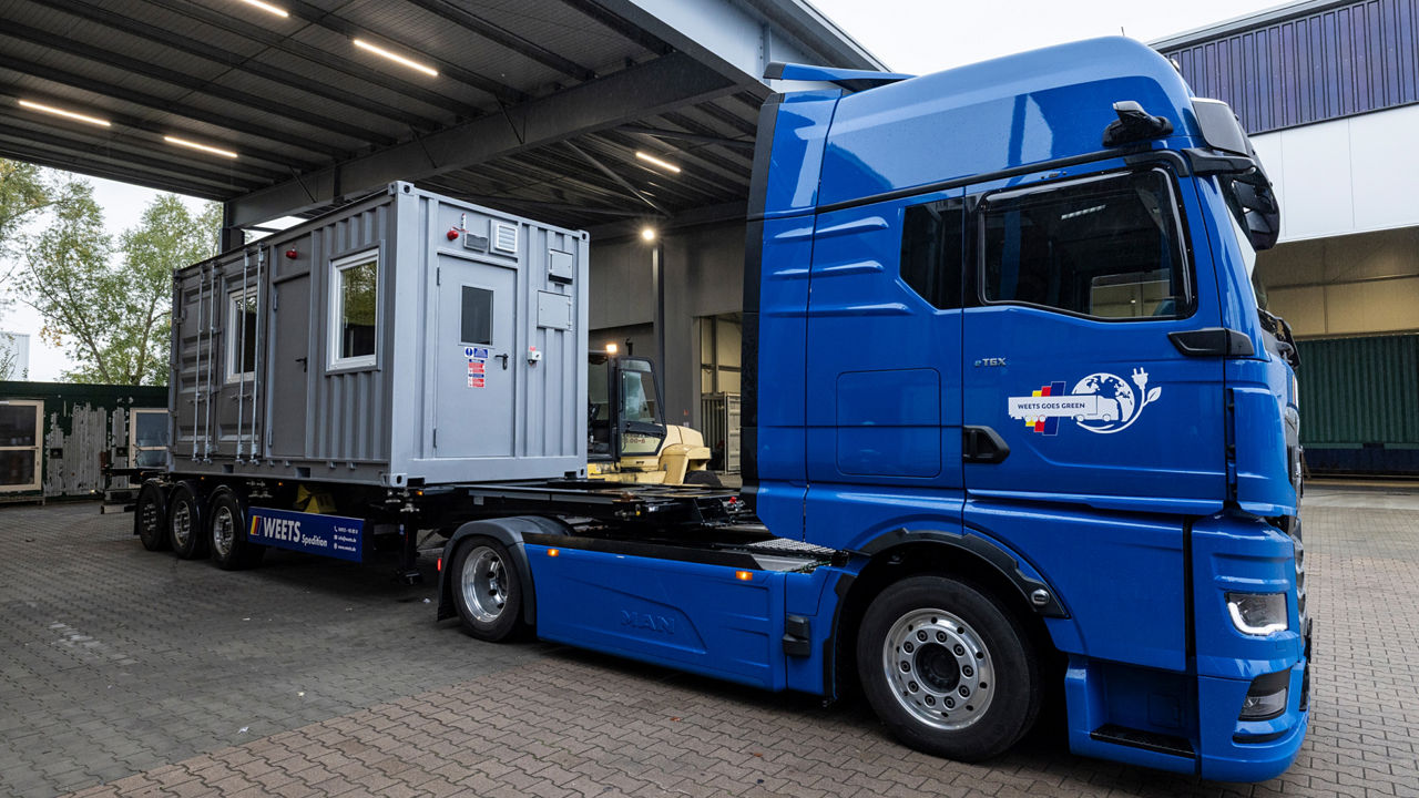 One of Jan-Sibo Hinderks’ first assignments with his new MAN eTGX: transporting a battery repair container from Bremen to Denmark, built for specialized repairs by the Danish MAN organization. 
